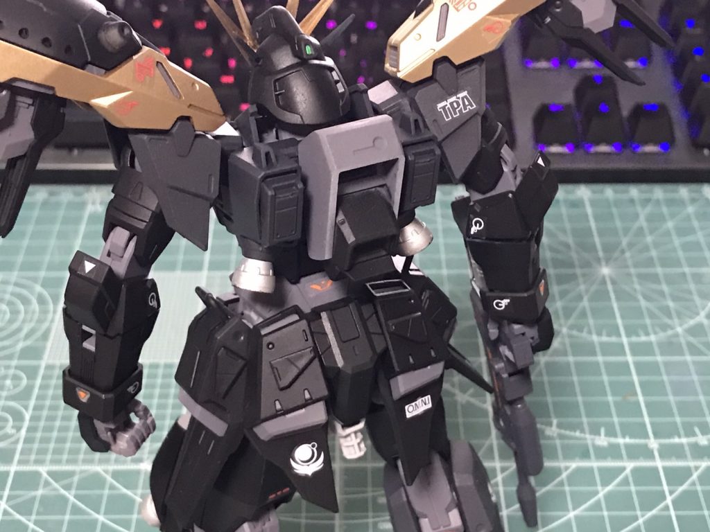 バックパックはストライクノワールのコネクタを切り取ってプラバンで加工しました。そのためエールストライカーやランチャーストライカーなど、他のストライカーパックにも対応しています。