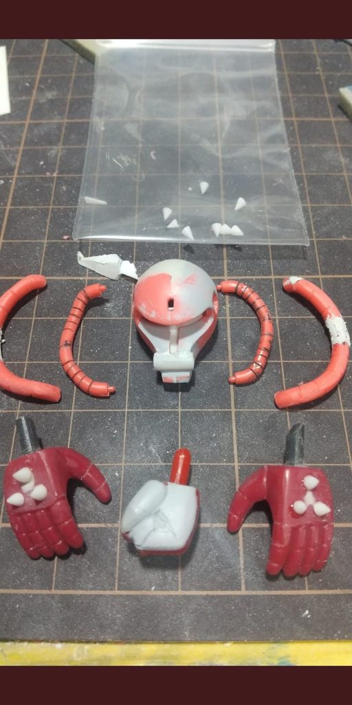 ドズル専用パイプを再現しましたが塗装したら本人にも分かりません。軽めの絶望です手首は旧キットリゲルグから拝借、左握り手はエポパテにて加工楽しい作業♪角もプラ板積層の削り出し