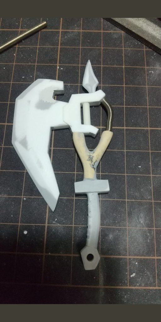 ドズルヒートホークは個人的久々のプラ板スクラッチ最初はプラ板積層の一枚削り出しでチャレンジしましたが中央部分のうねりが出なくてエポパテに逃げました