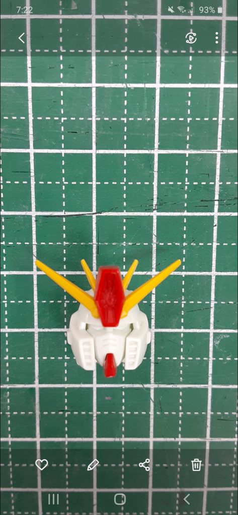 色々な解釈のある頭部。顔を削り来んで小顔化。眉間の中間を削り落とし、ツインアイは新造します。口は２本目を短縮しておちょぼ口にしていきます。ハイメガキャノンと、兜の後頭部をプラ板及びパテでボリュームアップしていきます。