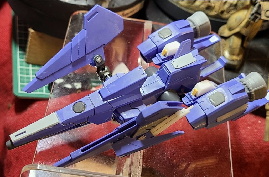 ウイングは、差し替えで閉じた状態と開いた状態を再現するのですが、差し替え無しで出来るように基部をボールジョイント化し、関節を設け、より翼らしく表情を付けやすくしました。側面のグリップは廃し、結束バンドを貼り付けで誤魔化してます😅