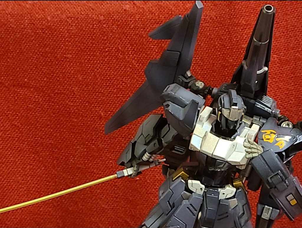 お気に入りのポーズ。これ特撮(戦隊モノの巨大ロボ)なら、絶対後ろで敵が爆散してるやーつ。「またつまらぬものを斬ってしまった」(笑)。ハンドパーツはTakuyaさんのロボマニ。ソードのグリップは短すぎるので自作して長くしましたので、日本刀のように両手持ち出来ます。刃の形が日本刀チックなのでそれに合わせました。鍔があったらより日本刀らしかったですが、バインダーのラックに取り付けられないので諦めました💦