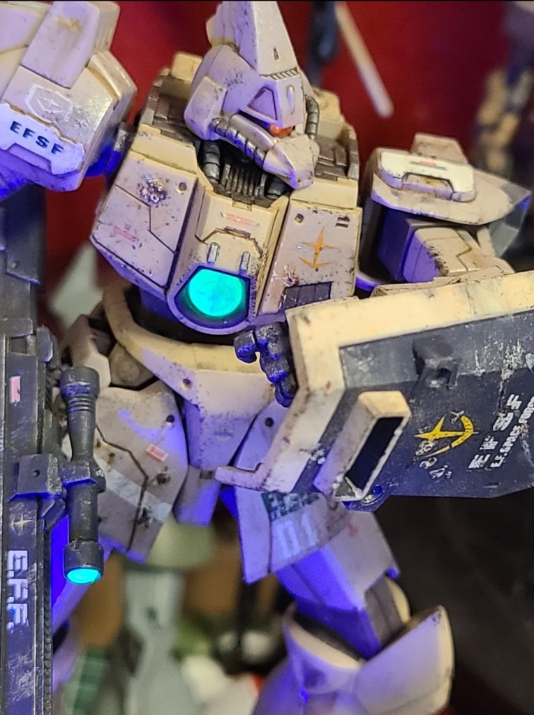 モノアイとスコープと、オマケで胸部の丸いブロックも蛍光塗料×UVライトで光ります。