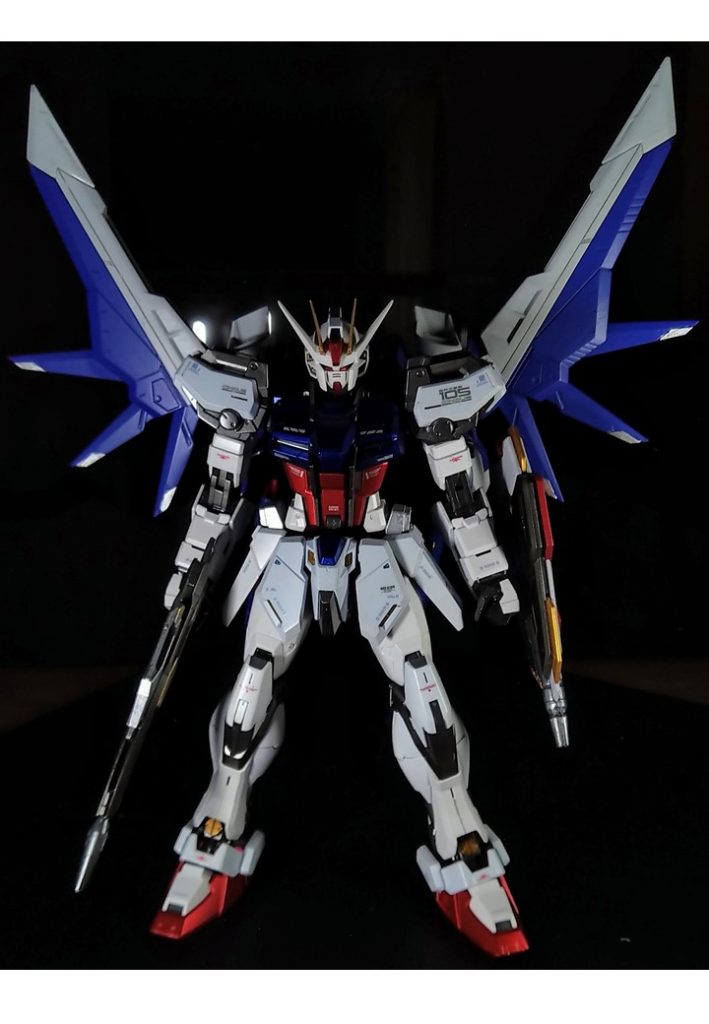 フリーダムガンダムのフルバーストっぽい体制がとれるようビルドストライクの砲門付シールドを装備しています。ライフルまで代えるとやりすぎ感出たのこちらはストライクのままです。