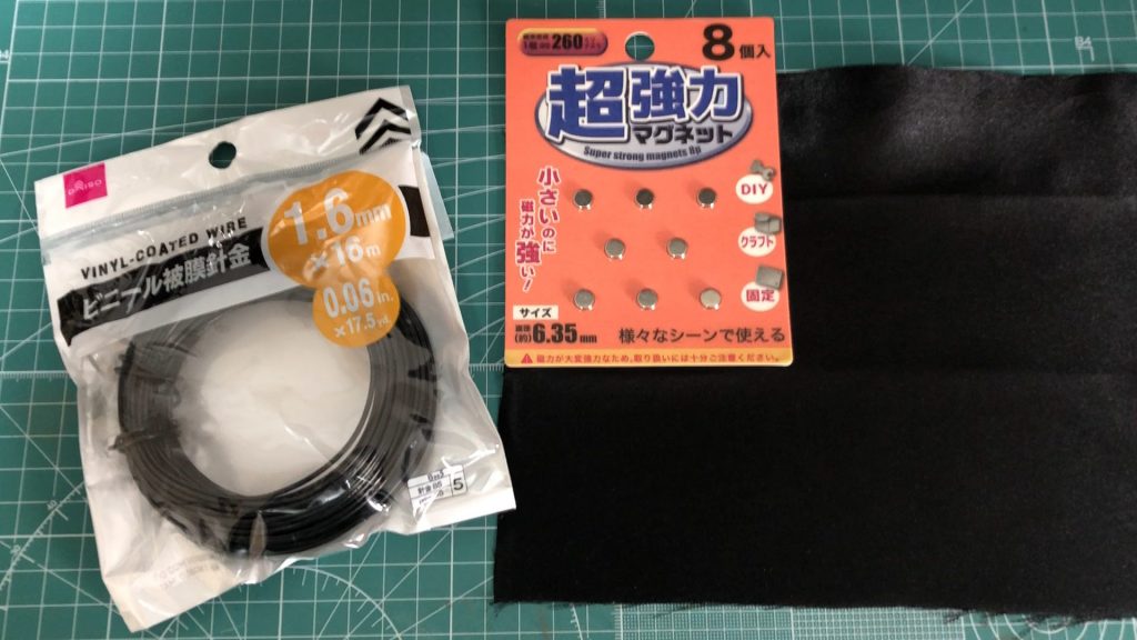 マントは100均の材料だけで作りました。中に針金を仕込んでマントに動きを出してます。本体とはネオジム磁石で脱着できるようになっています。100均にネオジム磁石があったことが驚きでした。