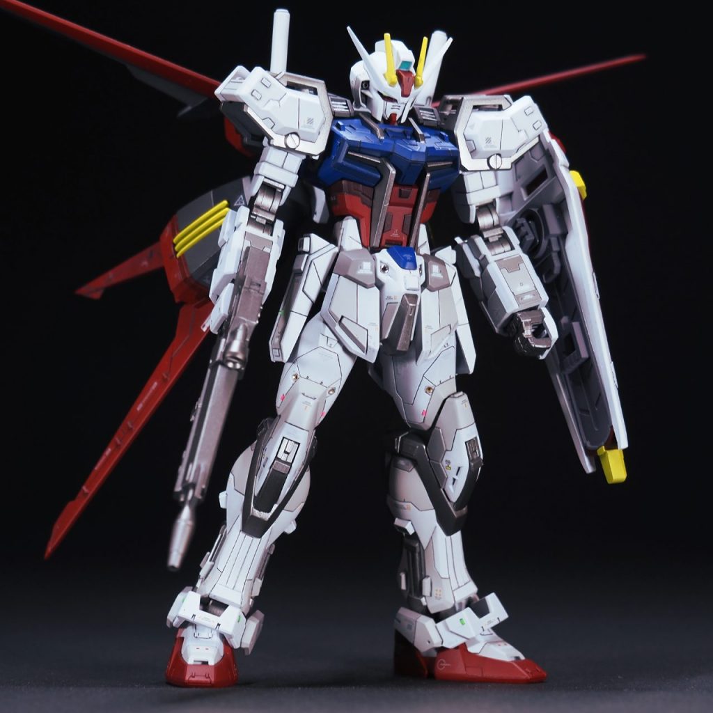 塗装は、今回は白と黒を使わず、ガイアノーツのニュートラルグレーＩとＶを白と黒の代わりに使用しています。白パネルの塗り分けも、IIとIIIを使いました。コントラストに迷うことがなく、非常に使いやすかったです。ただ、ストライカーパックの塗り分けで、IVとＶのコントラストに差がありすぎてきつくなってしまったので、混色して4.5くらいを作りました。内部フレームなどは、つや消しキャンディスモークです。