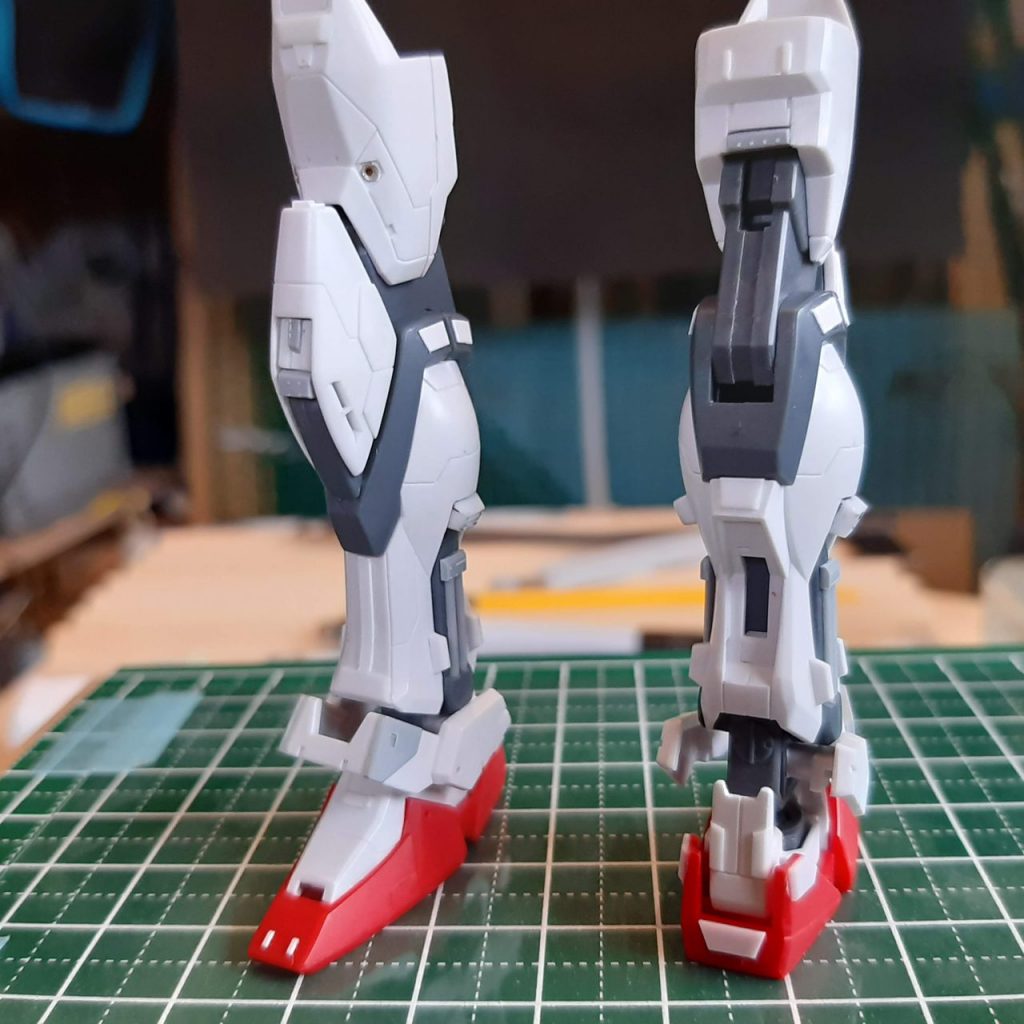 一番手間のかかった下半身ディテールアップ。随所にスジボリ、プラ板工作などを施しました。