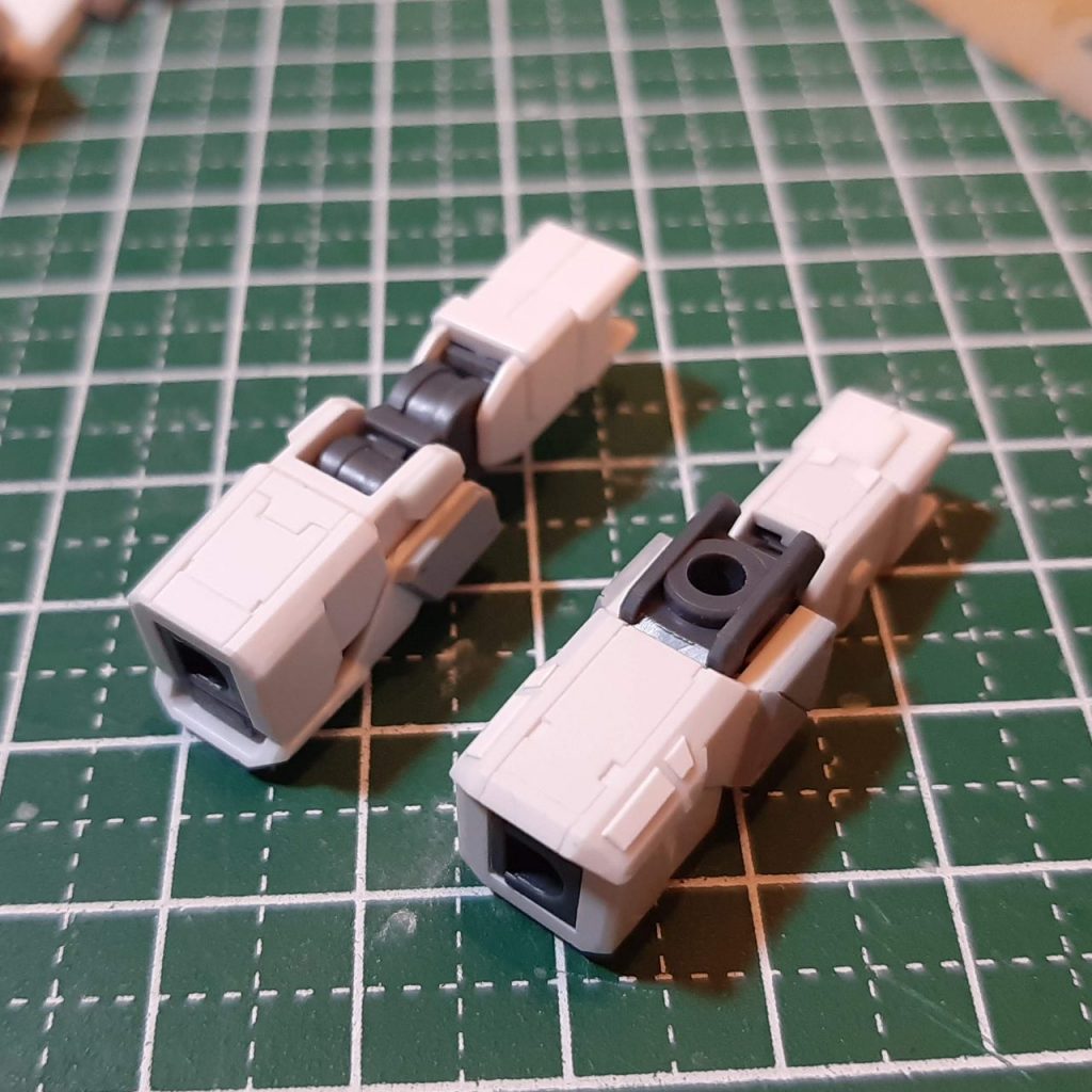 腕分もスジボリとプラ板加工。ただ、シールドブラケットの取付穴のサイドの肉盛りをした結果、ブラケットの長さが足りない事態になりました。急遽ネオジム磁石を仕込んで事なきを得ました。