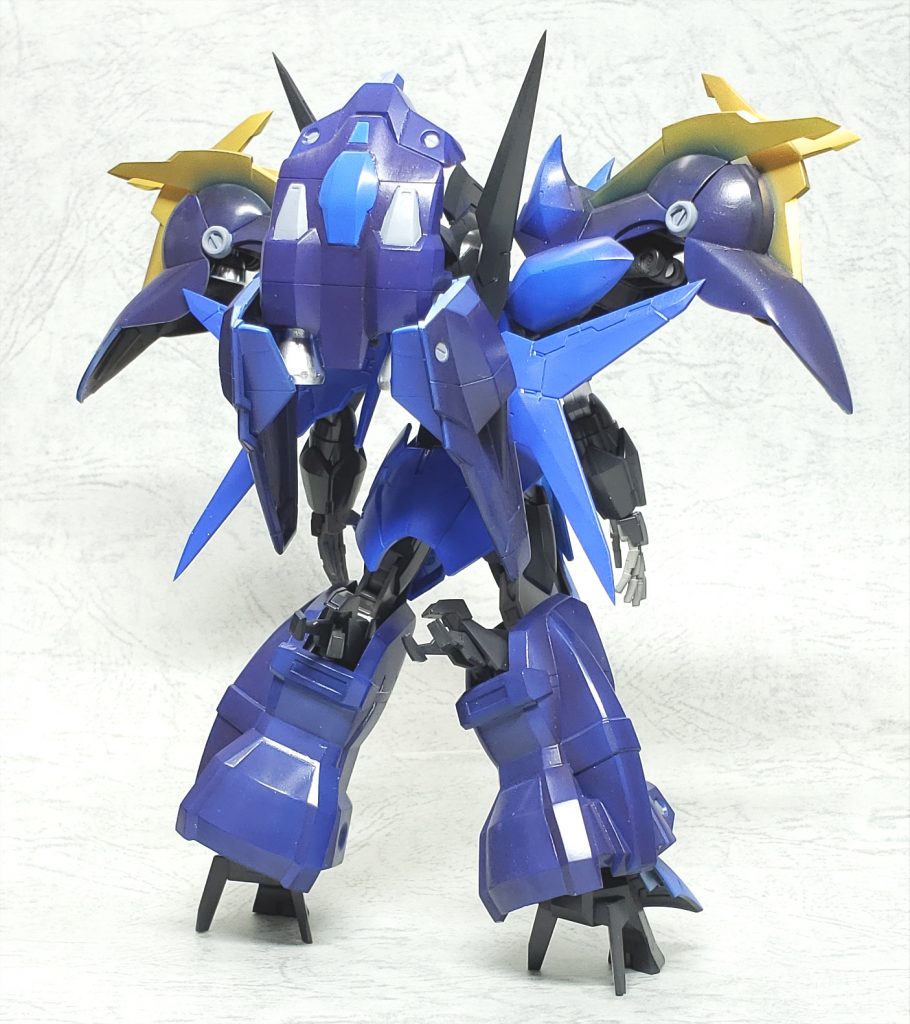 強襲形態の肩アーマーはボールジョイントで背面ユニットに接続