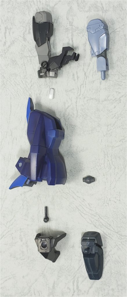 脚部の接続方法。膝部は3mm丸棒でジョイントを自作。ポリキャップは元キットのまま。足首はポリキャップを3mm軸受けに変更、WAVEのボールジョイントで接続。