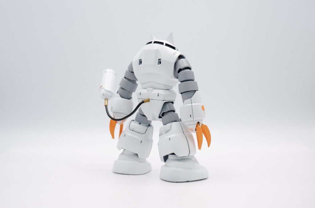 バックしっぽは3mmのプラパイプに2mmのワイヤーで接続を通してズゴックのタンクの一つをしっぽにしました