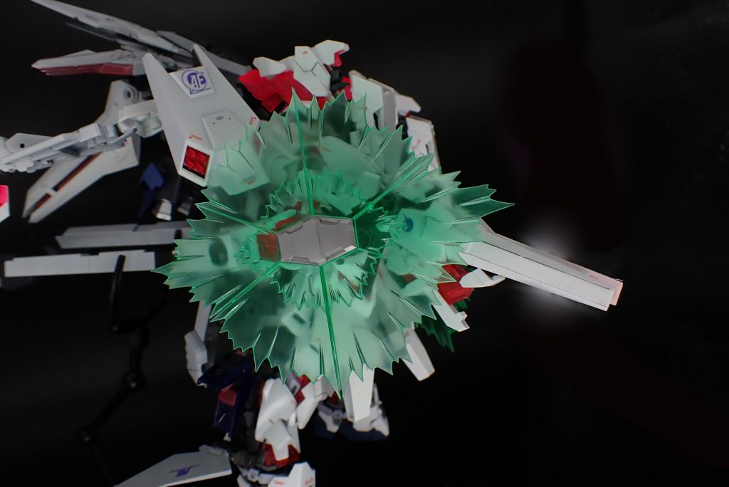 ビームシールド展開状態。フライトユニットの加速から機体を保護するための試作武装。