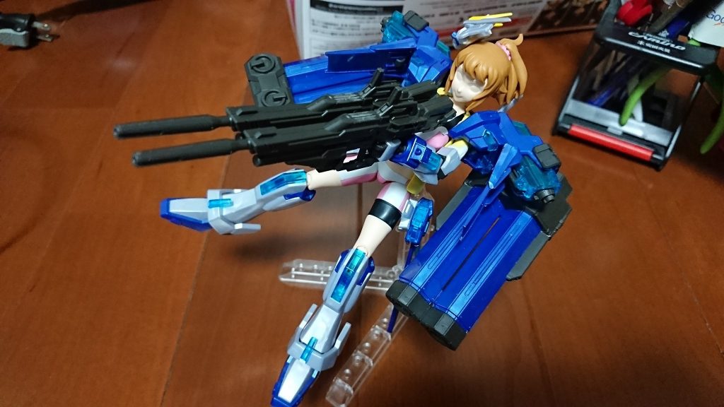 余りこった事はしてないですが、フミナちゃんにエクストリームガンダムの機体ををうまいこと付けた感じです。難しかったのは肩の部分と足の部分(膝関節の接合)です。干渉や稼動等比較的動くようにアレンジはしています。