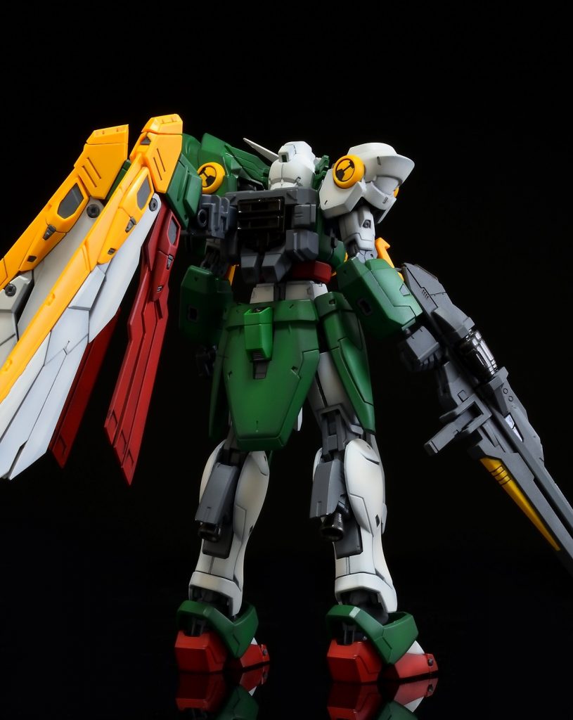 せっかくのRGなのでデカールを貼って情報量を増やし「RGとしてのフェニーチェ」を制作するか迷いましたが「改修を加え続ける機体」の印象を持たせたく、デカールの貼り付けはしませんでした。RGウイング自体モールドがそこまで多くないのでスジ彫りはせず、肩部にマイナスモールドを追加したくらいです。