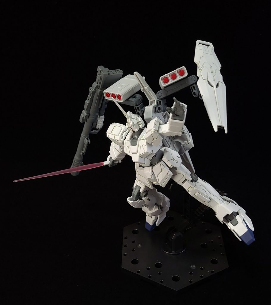 製作小話バトルアームアームズを使用したかったので配色のバランスを考えてユニコーンガンダムを選択しました部分塗装とスミ入れ、つや消しを行っていますミサイルの弾頭部分はつまようじで塗装しましたがもっといい方法があるかもしれませんもっとカッコいいポーズをとらせたかったのですがサブアームをあまり活かせなかったのが心残りですまたリベンジ撮影を行えたらいいなと思います最後に最近はキット同士を組み合わせることがたのしいです組み合わせるためキットが単体で売っているのでいいですね試しにこの作品をTwitterに投稿したところ、とてもうれしいコメントを頂けたのもいい思い出になりましたそれではここまで見ていただいてありがとうございました暑くなってきますのでお体にはお気をつけてお過ごしくださいませ