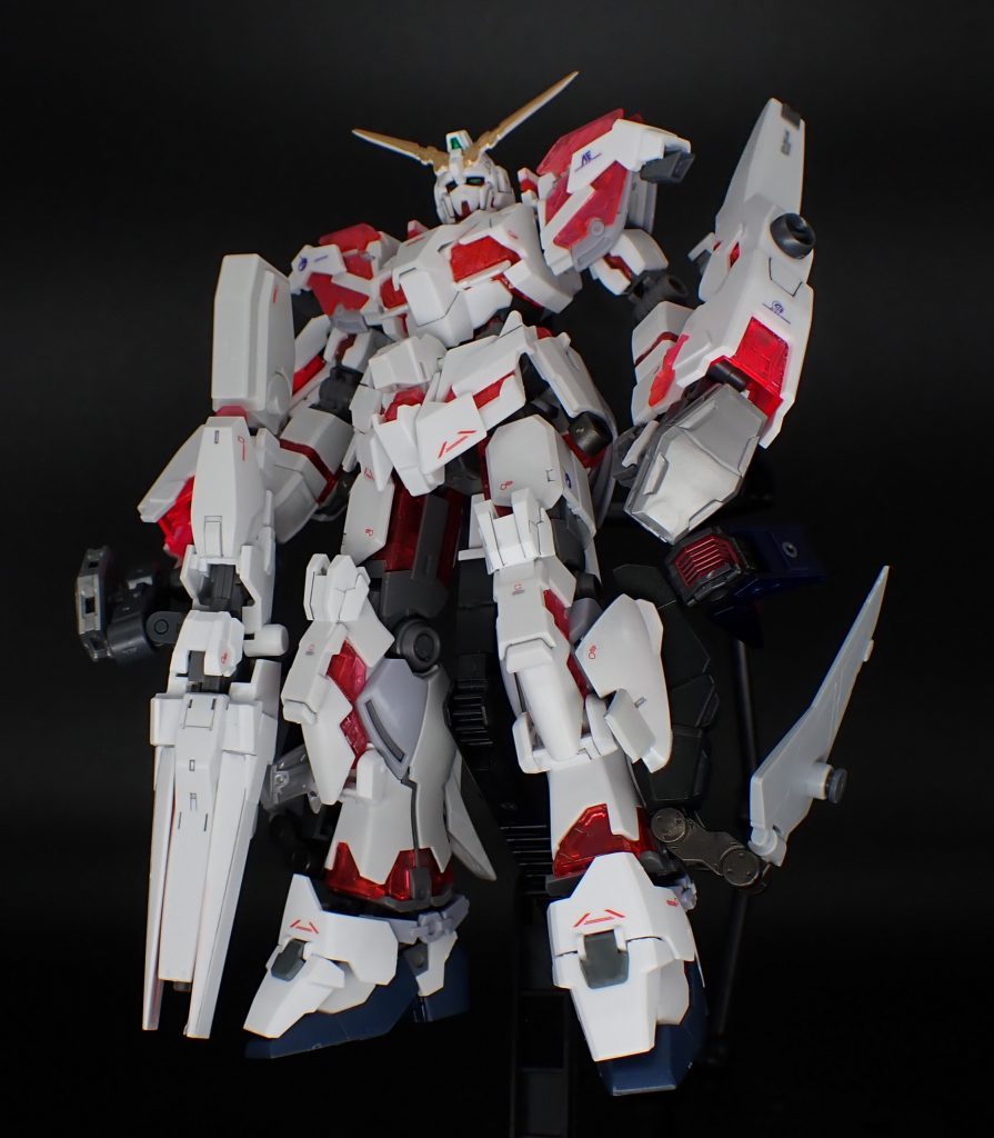 ユニコーンガンダム-NT”アーマード”…腕部・脚部に新型アームドアーマー”AA（アサルトアーマー）”を装備した形態。腕部ユニットにはIフィールドジェネレータが配されておりシールドとしても利用可能なほか、大型ビームトンファー・ビームシールドも配された複合武装となっている。