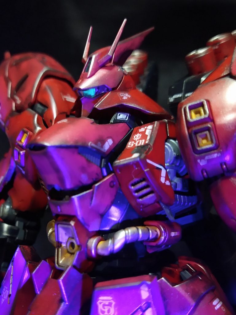 モノアイ部分に100均のそれっぽい何かを入れて、ブラックライトで光る様ににしてます。