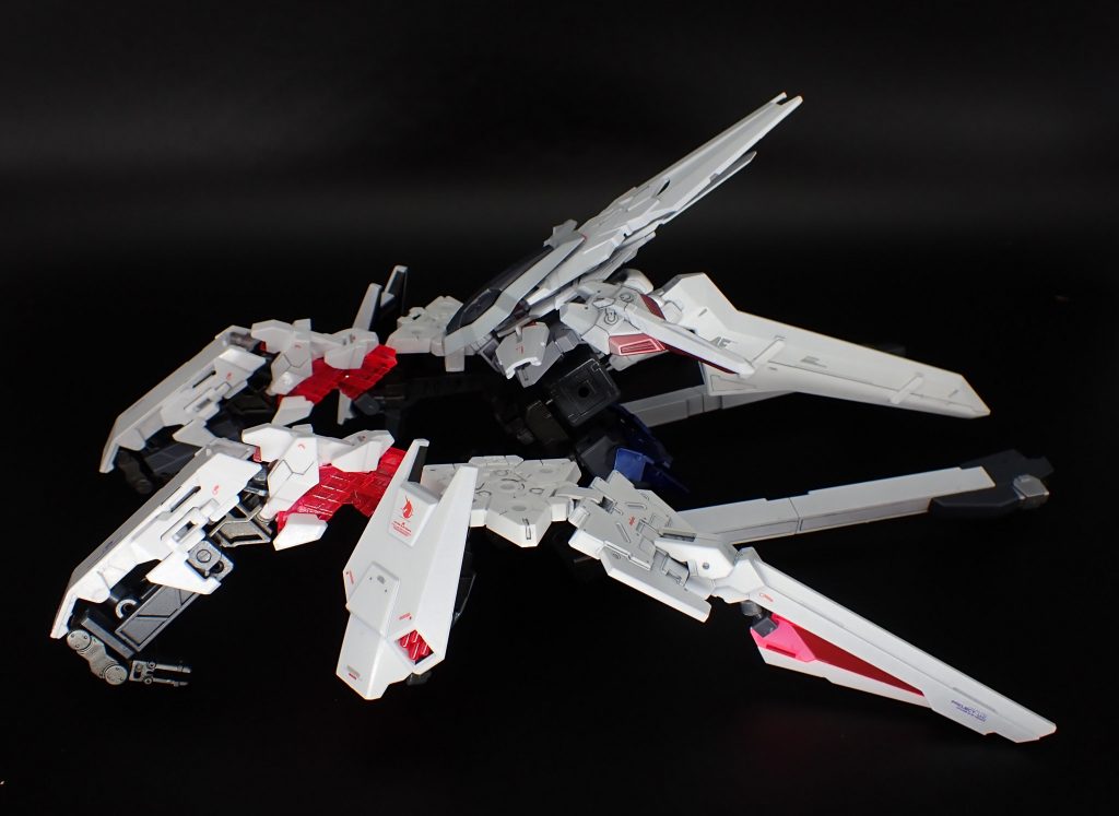 フライトユニット単独、横から。後方に伸びたスタビライザーにはサイコフレーム内蔵のフィンが配されており、飛翔時には展開される。 