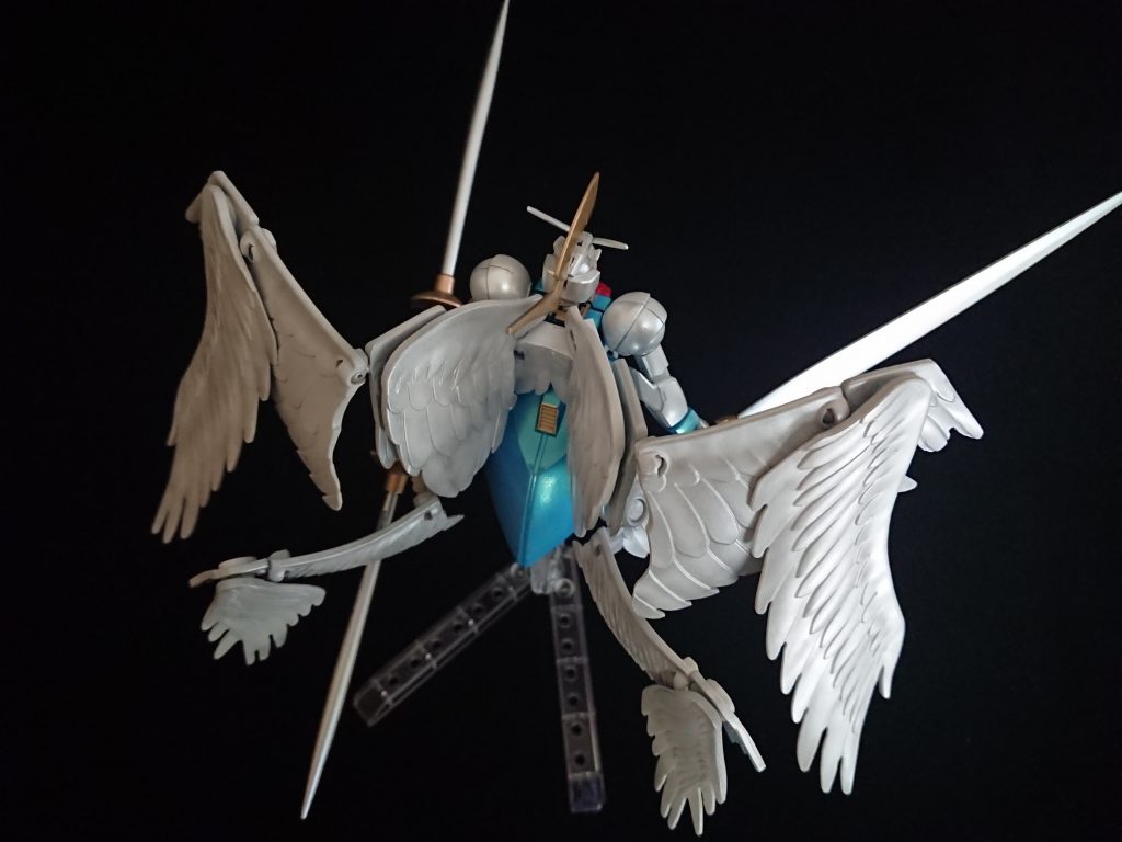 背中は羽で見えません。GNアーチャーが小さいので、羽のでかさが際立ちます😵