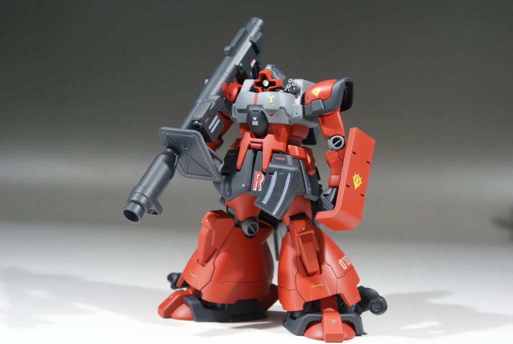 いつも通りモノアイをボールジョイントで可動化、ラインストーンで再現しました。また、センサー類もラピーテープで再現。