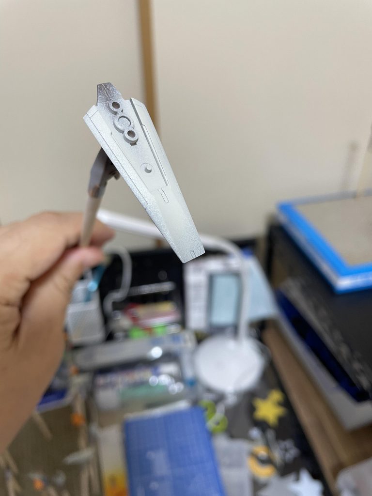 マホガニーサフを下時にグラデーション塗装に挑戦してみました。難しい…けど楽しい!今回は、PC隠しが一番時間掛かりました(そして一番つまらないという地獄)。未完成のパーツ写真を撮って、仕事中にディティールを考えるというのが一番楽しい時間でしたwガンプラ楽しいですね!