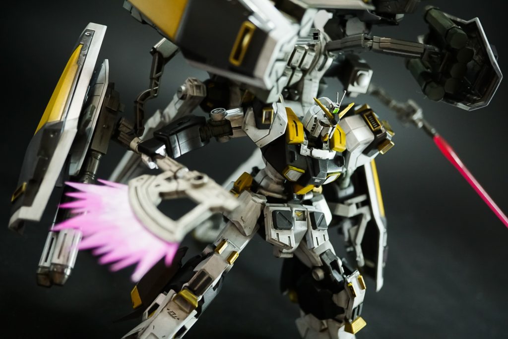 近接武装としてビームアックスを追加してます普段は腰裏にマウントビームガトリングはエネルギー切れ後にパージしてシールドだけにできる作りにして、上記サブアームにシールドを持たせる事も可能なので接近戦の際は比較的両手を自由に使えるようになります