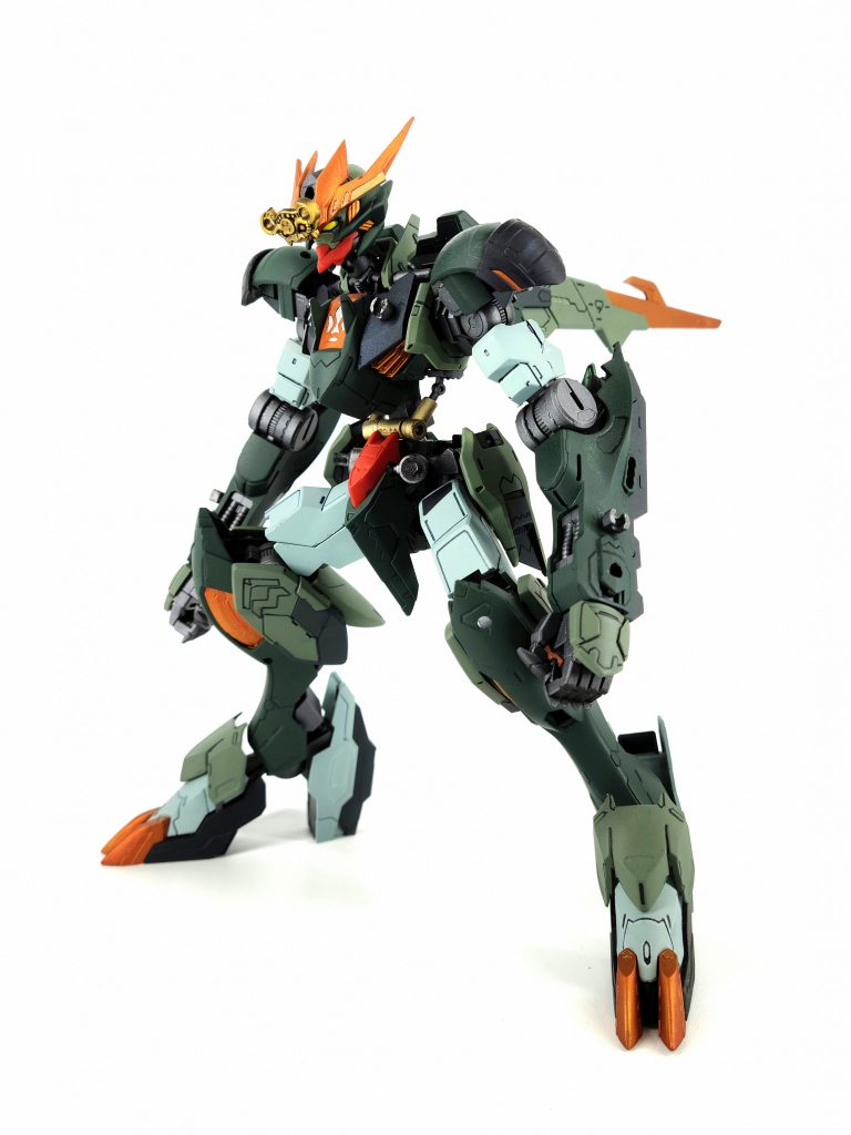 テイワズのMS職人の中にガチ武者好きがいて、どんな機体でも武者装備にできると噂の「コトブキ」を使用し、勝手に強化しちゃったと思って下さい。今回は脱着できるので、ほぼバルバトスルプスレクスの状態にもできます。なお、首と腰を延長を兼ねてボールジョイントで可動域増ししてます。また、配色は、アーマー装着するため、フルアーマーガンダムをモチーフに選びました。
