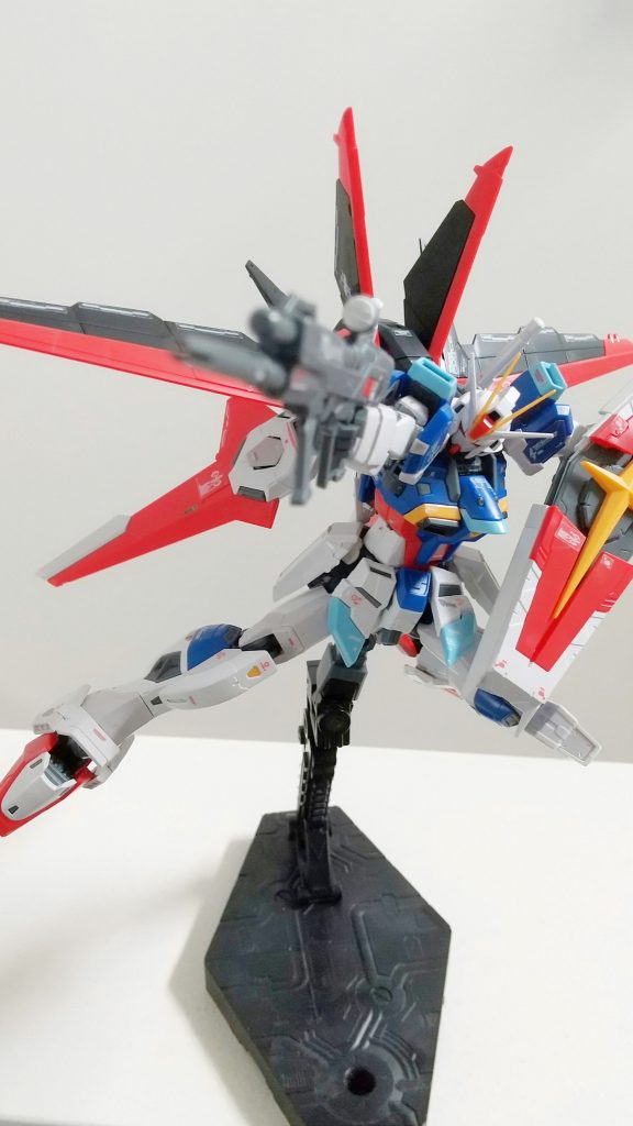 ライフル構えポーズです。メカメカしいデザインがとてもカッコいいです。また、コアスプレンダーがお腹に入っていますが、独特の作りで、前屈みのポージングがしやすくなっています。