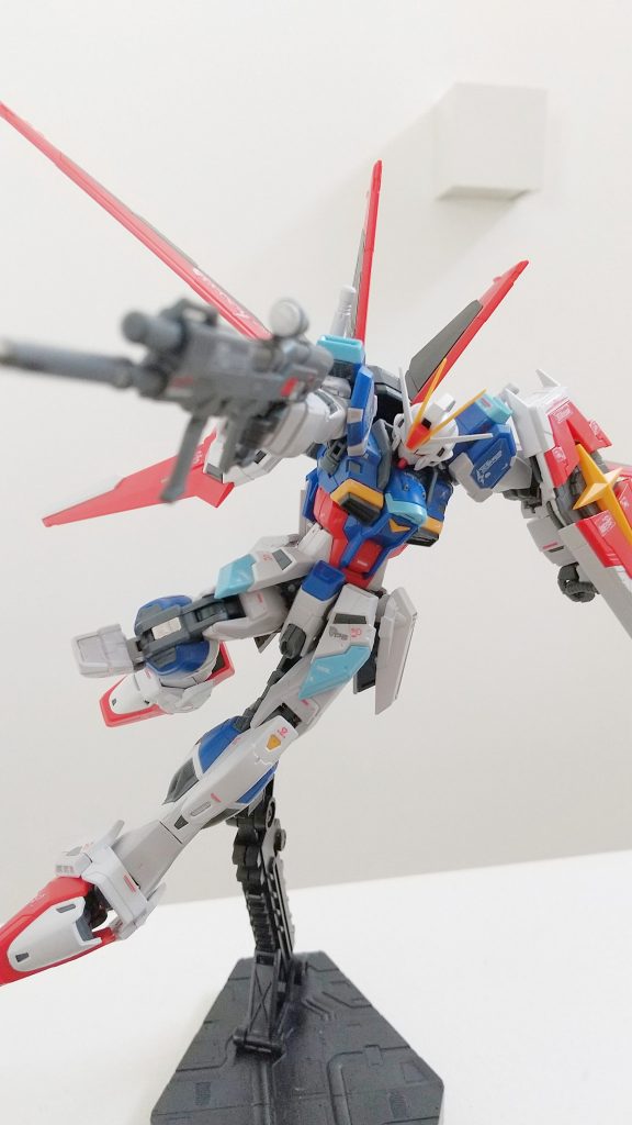 足の可動域も広いので、このような独特なライフル構えもポージングできます。