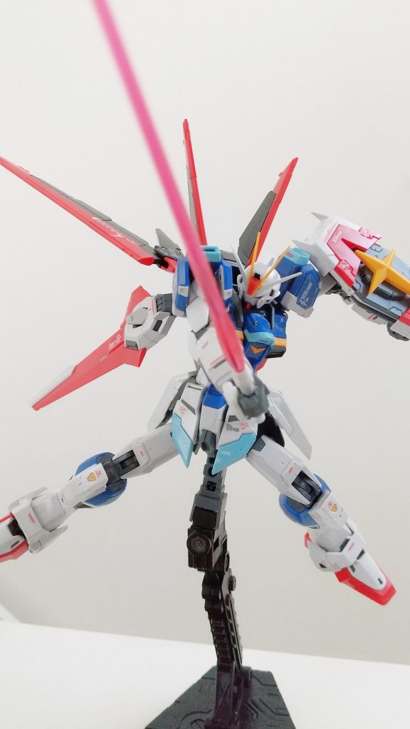 ビームサーベル振り下ろしポーズ。合体ギミックを持ち合わせながら、ここまでポージングできるのは驚きです。