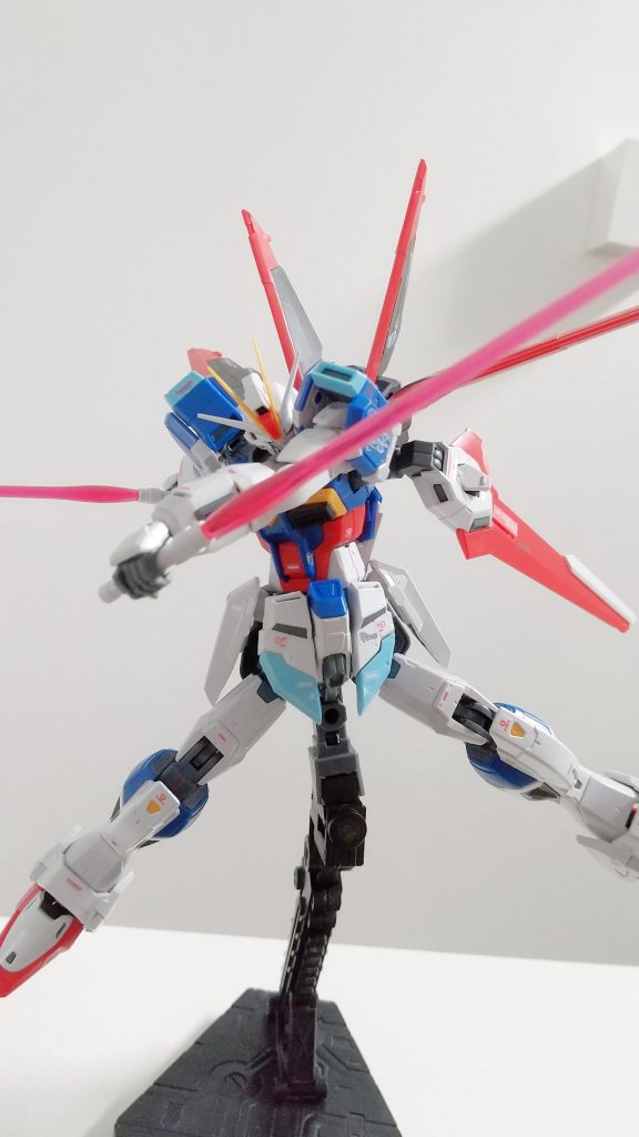 ビームサーベル二刀流。なんか左腕の部分を見てもらえれば、腕の可動ギミックの細かさが伺えますね。