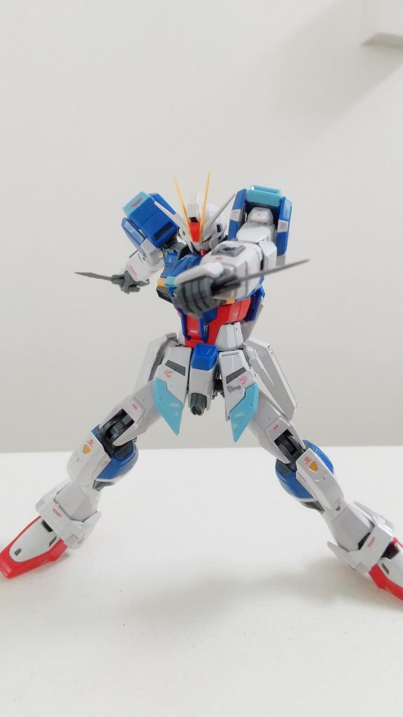 フ もちろんインパルスガンダムだけでもバシッと決まります。腰のアーマーにはきちんとフォールディングレイザー対装甲ナイフも収納。装備もできます。