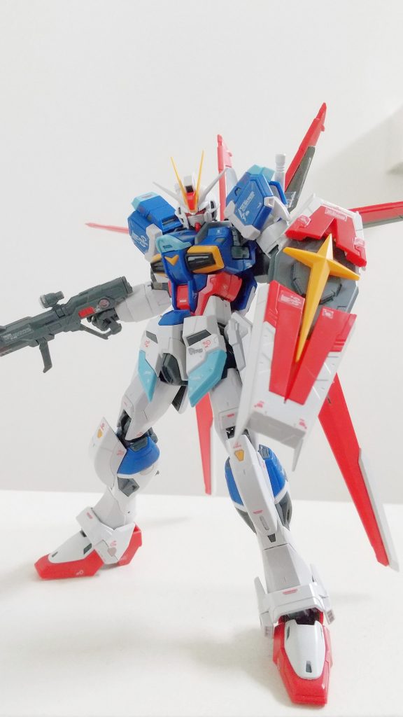 RGのフォースインパルスガンダムです。色分けが素晴らしく、カラフルなシルエットが映えます。