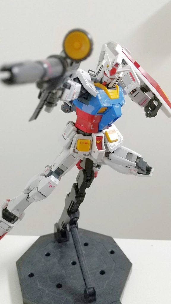 ライフル構えポーズ。シンプルですが、とてもカッコいいです。コアファイターがお腹に入っている関係で、腰を前方向に傾けることはできませんが、それでもいろいろなポージングができます。