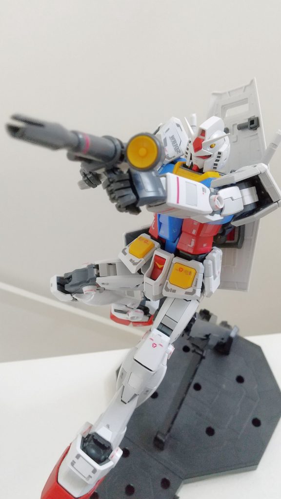 ライフルは両手持ち可能です。腕の稼働が素晴らしいので、ストレスなく構えることができます。シールドは背中にマウント可能です。