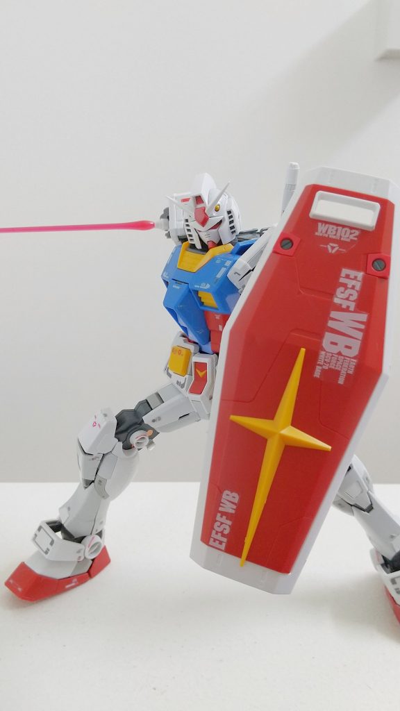 ビームサーベル構えポーズ。シールドとサーベルの組み合わせはやはりカッコいいです。