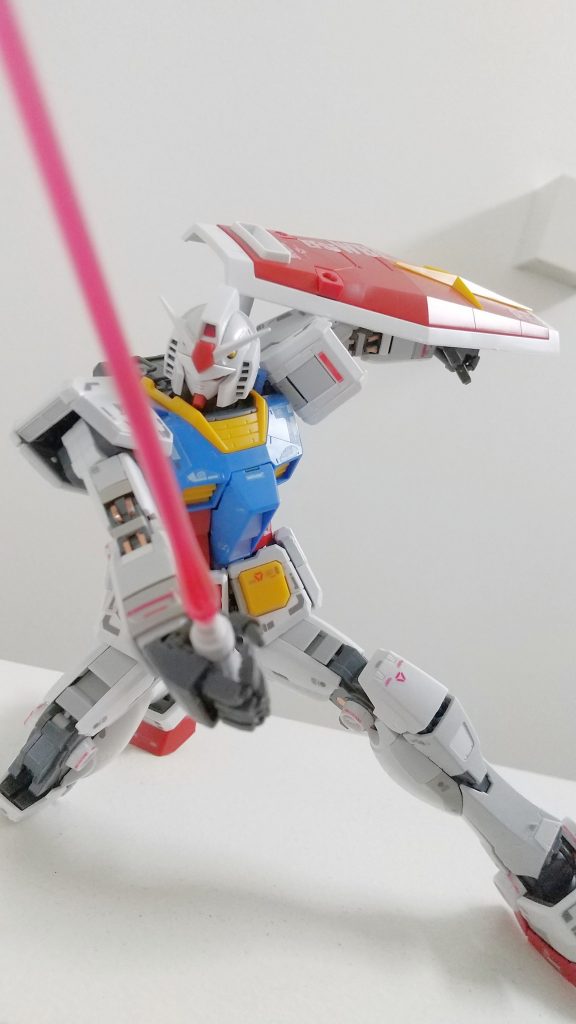 サムネにもしていますが、サーベル振り下ろしポーズ。この写真を見ると、脚、腕の稼働の細かさが伝わるかと思います。