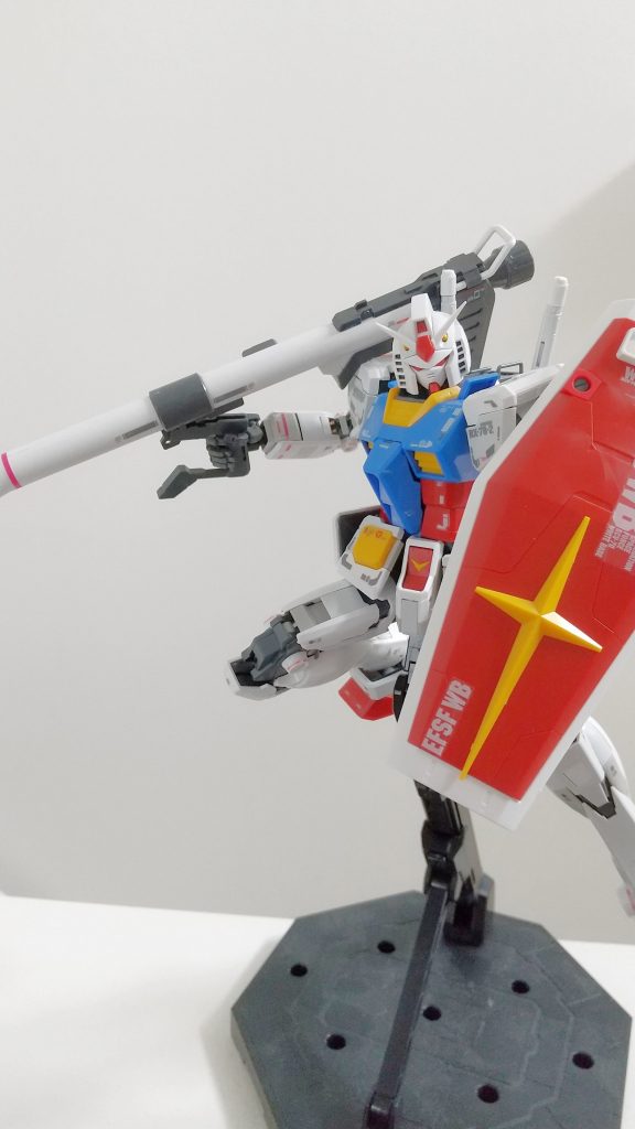 元祖ガンダムということで興味本位で買ってみましたが、予想よりもかなりカッコいい仕上がりでした。シンプルながらメカメカしいアレンジが増えてます。近くで見るとそのアレンジを深く体験できますので、ぜひご購入ください笑