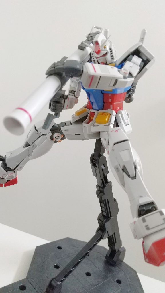 バズーカも付属しています。宇宙空間で撃ってるようなイメージでポージングしました。バズーカも似合いますね。