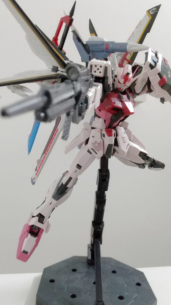 ライフル構えポーズ。そもそものストライクガンダム自体がまとまったデザインですが、オオトリが装備されたことで重装備な印象も加わりました。とても良い笑笑