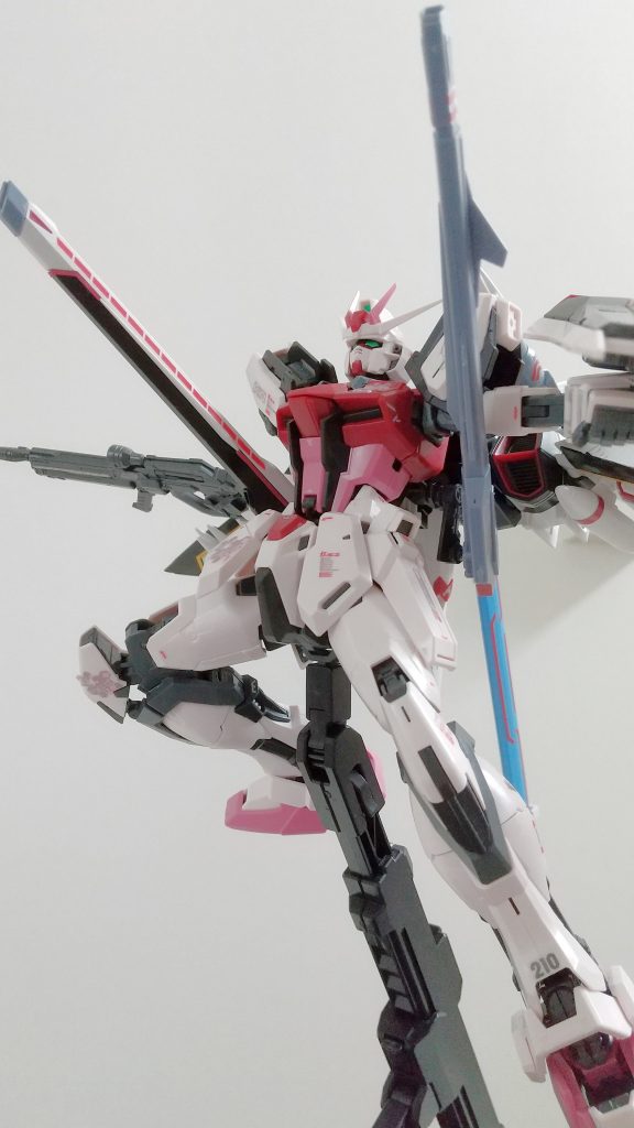 オオトリのレールガンとビームランチャー発射ポーズ。右と左で武装が違う辺り、男の子の心を鷲掴みにするデザインです笑