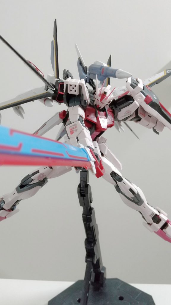 大型対艦刃は迫力満点です。写真のようなポージングのまま飾り続けると、手首の間接が緩くなる気がしました。