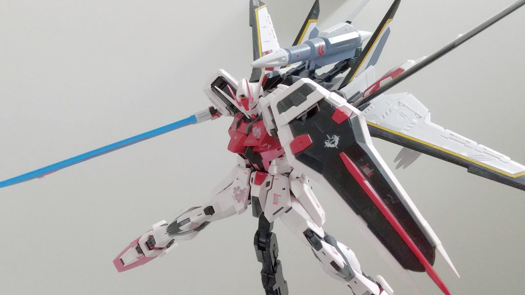 ストライクルージュ オオトリ装備でした。シンボルカラーがピンクということで、買う前は少し抵抗があったんですが、実際に組み立ててみると、全然色モノ感がなく、引き締まったデザインで感動しました。あらゆる武装も装備して遊び方のバリエーションも多いので、ぜひSEED好きな方は買ってみてください。 