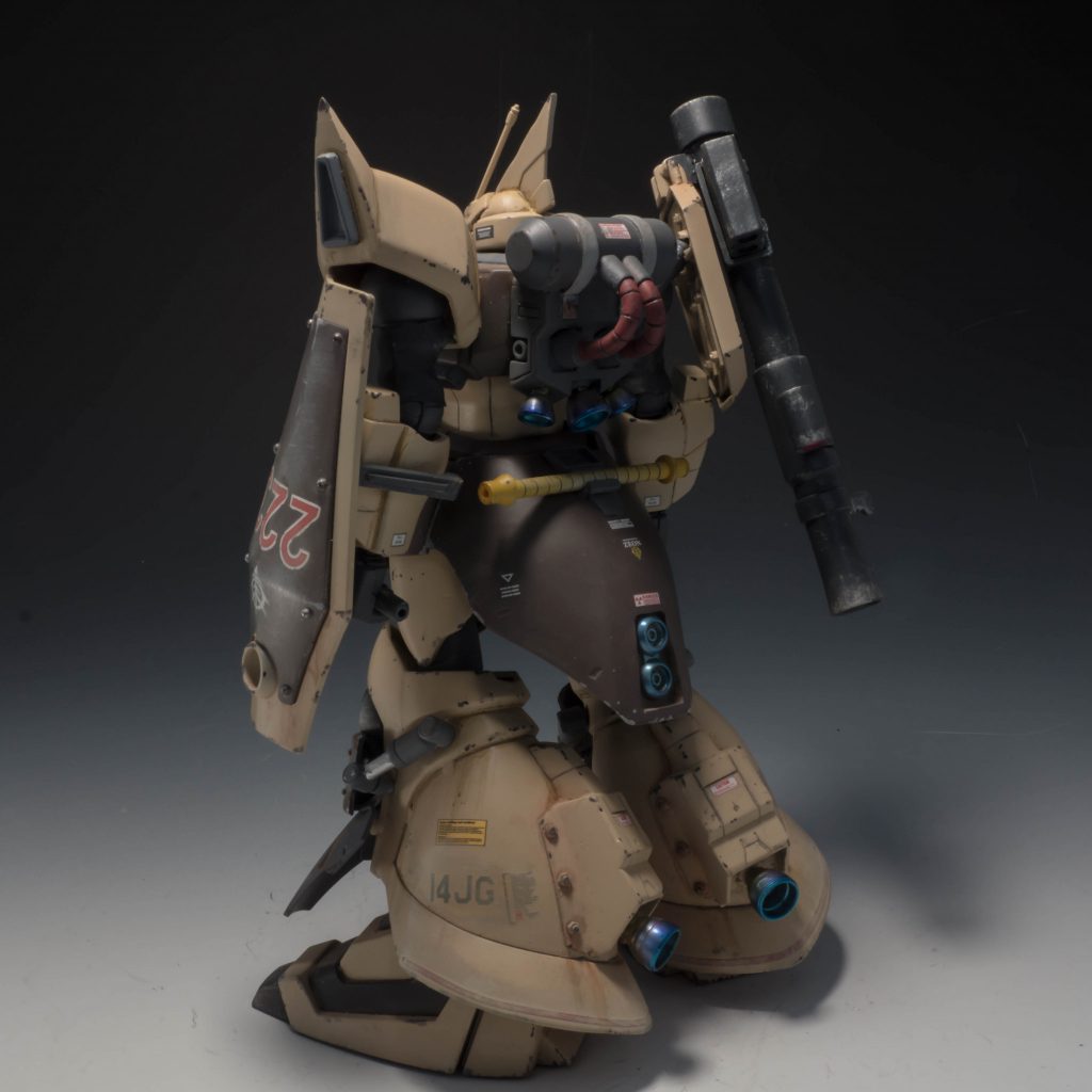 ショートバズーカは、右肩の小型シールドに懸架可能。