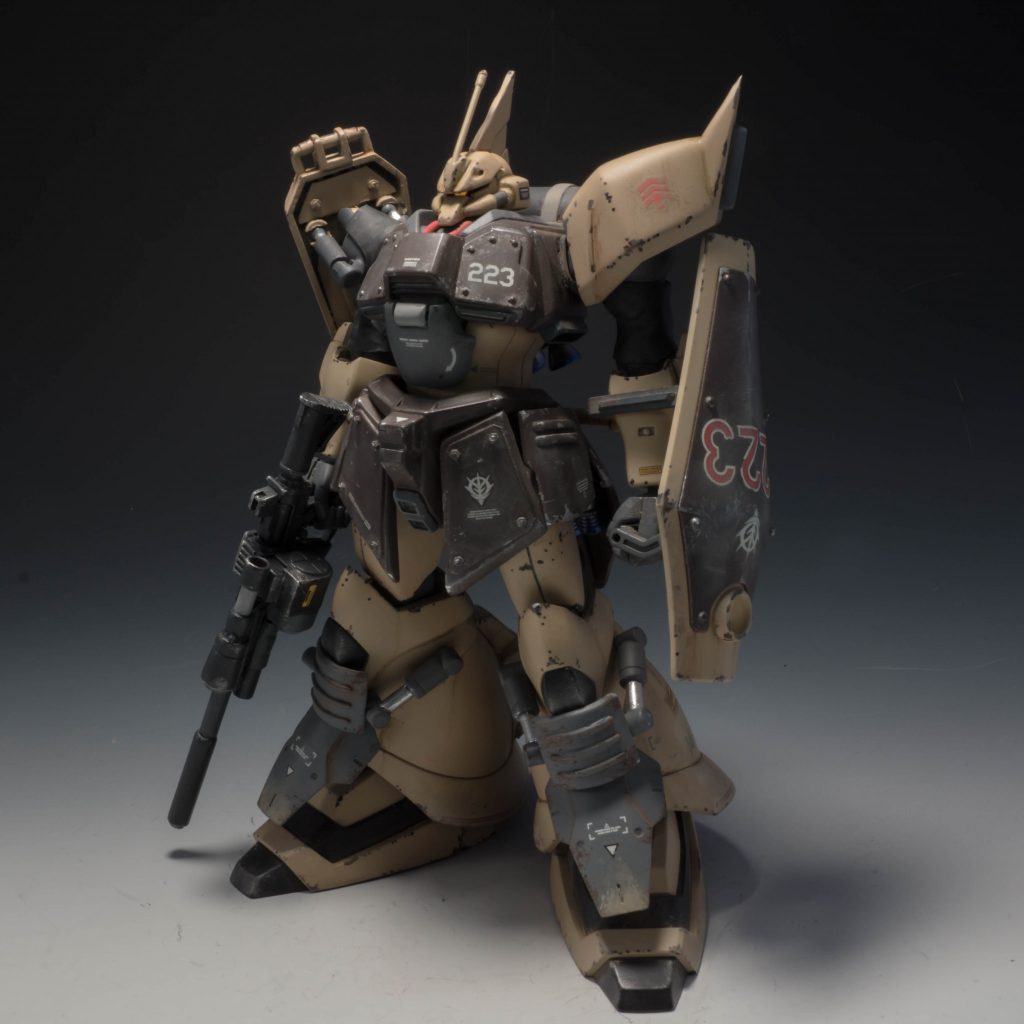 脚部、コクピット部に増加装甲を装備し、防御力を高めている。