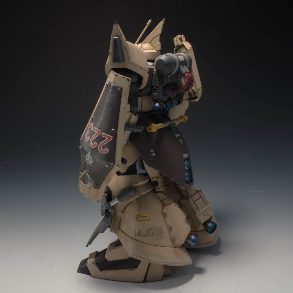 基地に保管されていた、グフシールドを装備。