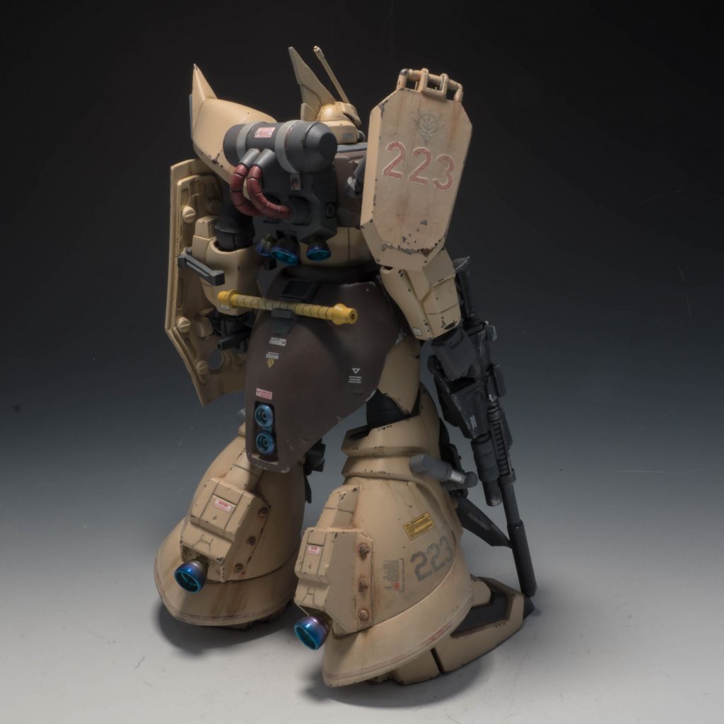 バックパックは、姿勢制御バーニアをオミット。プロペラントタンクは、小型の物に換装。右肩のアーマーは撃破されてしまったため、戦場で鹵獲したジム陸戦型の小型シールドを改造して装着。脚部に、バーニアスラスターを追加し、地上でのホバー移動を可能にしている。