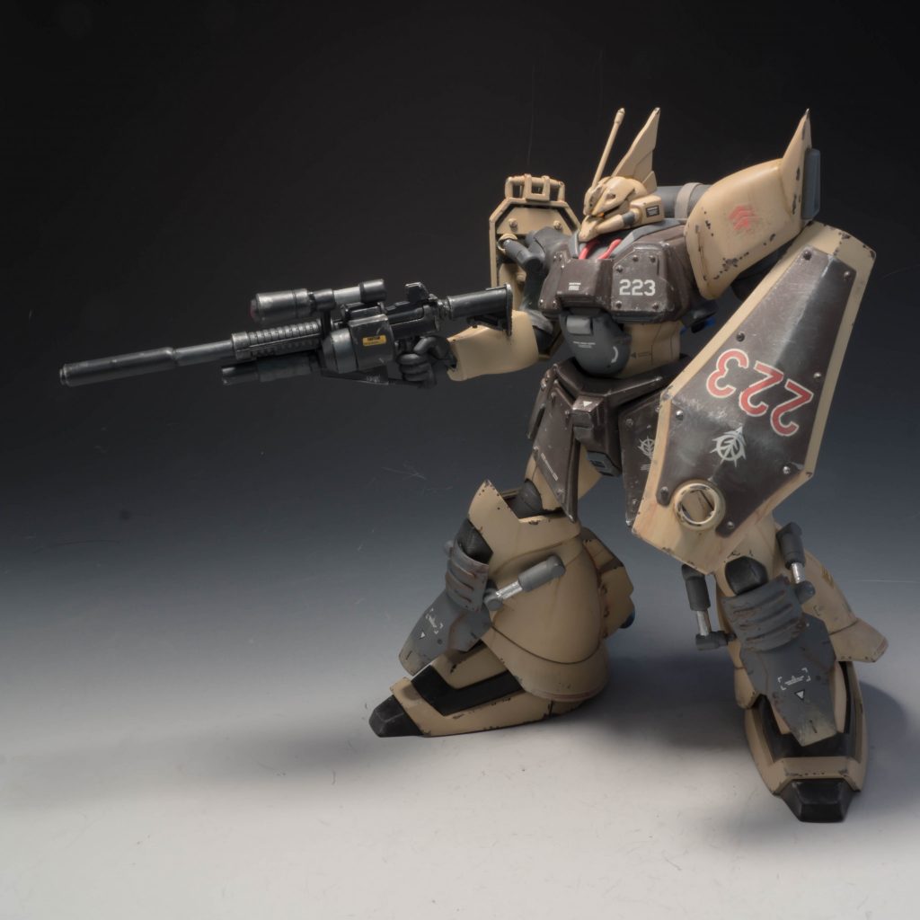 射撃武装①MMP-78ザクマシンガン ロングバレルカスタムビームマシンガンは配給されてこなかったため、MMP-78ザクマシンガンを改造し、ロングバレル化。マガジンはドラムマガジンに換装。スコープは高倍率の物に変更されている。