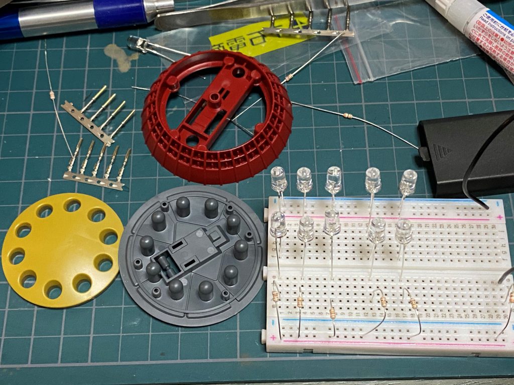 ギャンのハイド・ボンブの部分には5mmの砲弾型LEDがピッタリハマります。