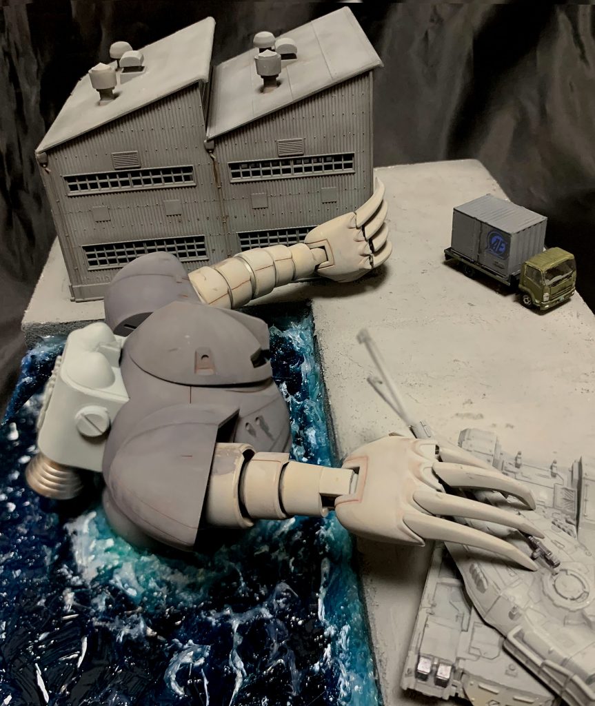 真横からこの角度で見ると左右で関節の数が違うのが丸分かりになっちゃいますね(/ω\)キャー ゴッグの胴体回りの海面はプラ板に結構な隙間が出来てしまった部分をコーキング剤を盛りまくって整形したんですが、意外と海水の泡立つ感じになって不幸中の幸いでした(笑)